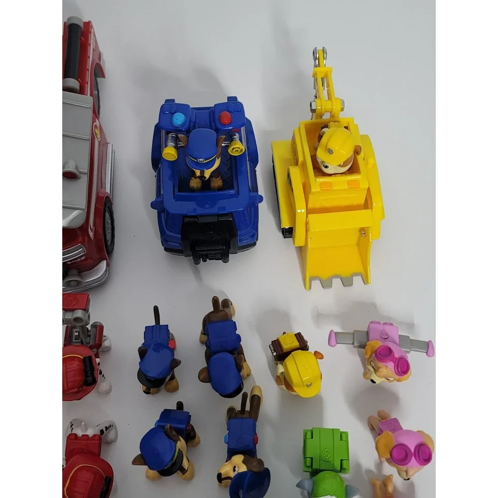 Huge Lot of 30 Paw Patrol Figures Vehicles Parts Chase Marshall Zuma Spin Master